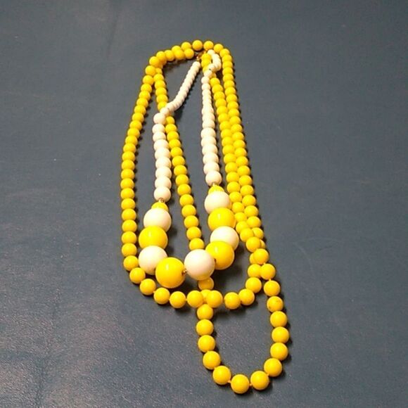 Vintage Yellow and White Graduated Beaded Plastic/Resin/Lucite Necklace - Picture 2 of 8